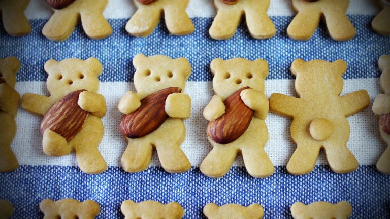 These Hugging Bear Cookies Are Almost Too Cute To Eat