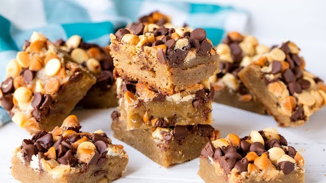 Make Some Really Delicious Slow Cooker Chocolate Chip Cookie Bars