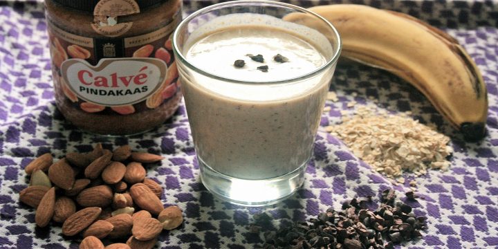 Live Healthier With This Banana Almond Smoothie Recipe